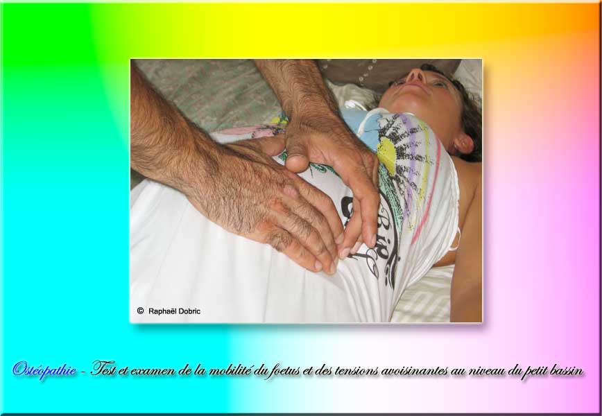 Photo Ostopathie : Test et examen de la mobilité du foetus et des tensions avoisinantes au niveau du petit bassin.