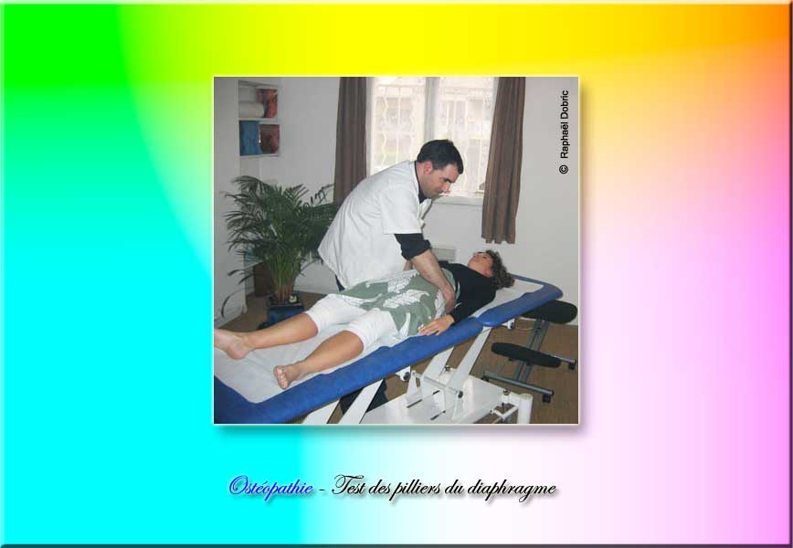 Photo Ostéopathie : Test des pilliers du diaphragme.
